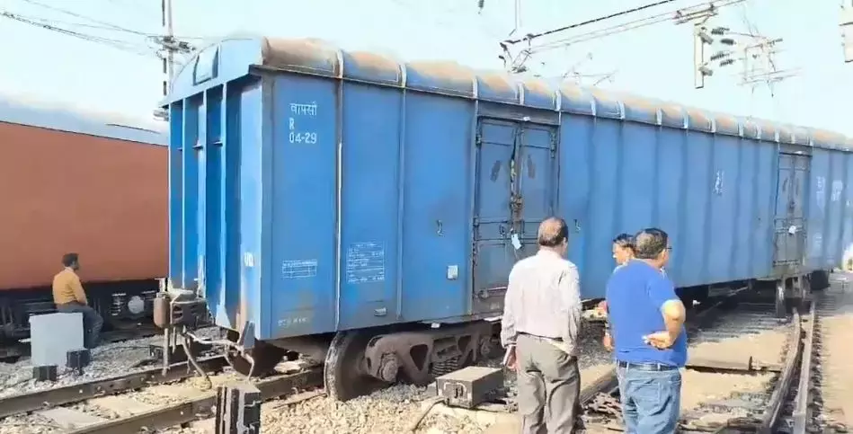 Odisha के कोरापुट में मालगाड़ी के 2 डिब्बे पटरी से उतरे, रेल सेवाएं अप्रभावित Odisha के कोरापुट में मालगाड़ी के 2 डिब्बे पटरी से उतरे, रेल सेवाएं अप्रभावित