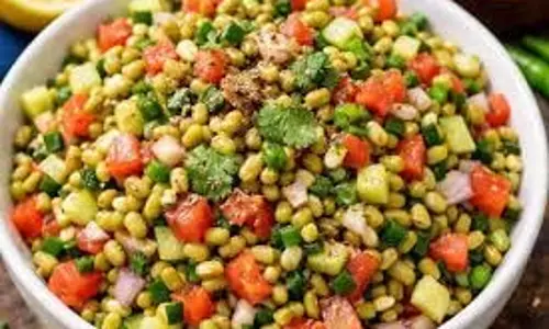 Moong Chana Salad: बिजी लाइफस्टाइल के लिए बेस्ट रेसिपी, मिनटों में तैयार करें मूंग चना सलाद