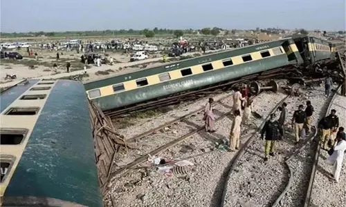 Pakistan: रेलवे ट्रैक पर भीषण बम धमाका, मची चीख-पुकार Pakistan: रेलवे ट्रैक पर भीषण बम धमाका, मची चीख-पुकार
