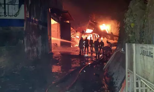 गोदाम में आग लगने से अब तक 8 की मौत, बाहर से बंद होने की वजह से नहीं निकल पाए गोदाम में आग लगने से अब तक 8 की मौत, बाहर से बंद होने की वजह से नहीं निकल पाए