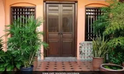 Main Door Vastu Tips : घर के मुख्य दरवाज़े के लिए कौन सी दिशा मानी जाती है सबसे शुभ Main Door Vastu Tips : घर के मुख्य दरवाज़े के लिए कौन सी दिशा मानी जाती है सबसे शुभ