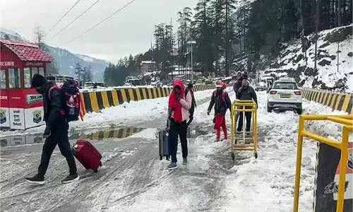 Manali: बर्फबारी बनी आफत, 15 KM लंबा ट्रैफिक जाम