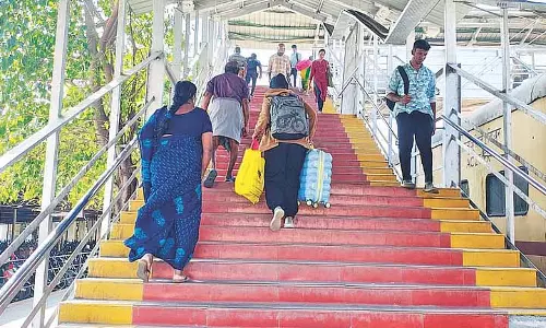 St. Thomas Mount के यात्रियों के लिए लिफ्ट के बिना मुख्य प्रवेश द्वार से जाना एक मुश्किल काम है St. Thomas Mount के यात्रियों के लिए लिफ्ट के बिना मुख्य प्रवेश द्वार से जाना एक मुश्किल काम है