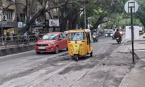 Chennai: स्टर्लिंग रोड खतरनाक होने के कारण मोटर चालक तुरंत मरम्मत की मांग कर रहे Chennai: स्टर्लिंग रोड खतरनाक होने के कारण मोटर चालक तुरंत मरम्मत की मांग कर रहे