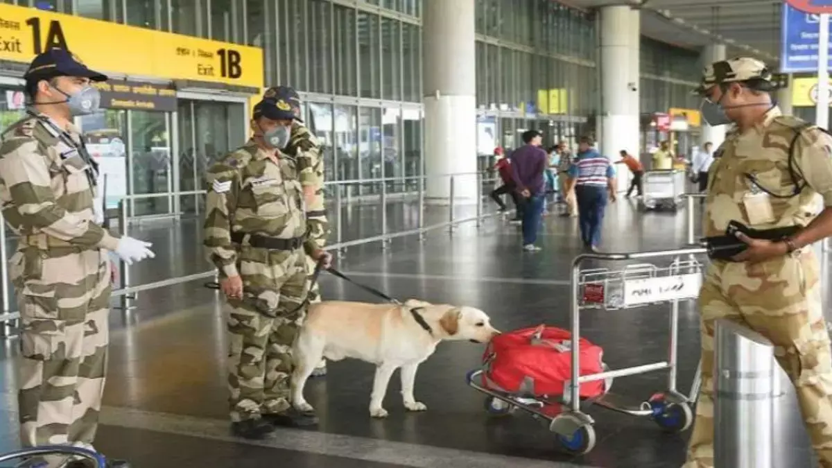 लखनऊ एयरपोर्ट पर CISF ने बैन सैटेलाइट फोन बरामद किया, कंबोडियाई महिला हिरासत में लखनऊ एयरपोर्ट पर CISF ने बैन सैटेलाइट फोन बरामद किया, कंबोडियाई महिला हिरासत में