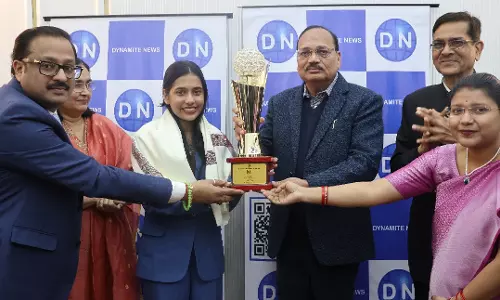 CJI सूर्यकांत ने चेस स्टार दिव्या देशमुख को यंग इंडिया कंट्री अवॉर्ड दिया CJI सूर्यकांत ने चेस स्टार दिव्या देशमुख को यंग इंडिया कंट्री अवॉर्ड दिया