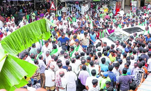 Karnataka : कुमारस्वामी ने टाउनशिप के खिलाफ लड़ाई को समर्थन देने की घोषणा की Karnataka : कुमारस्वामी ने टाउनशिप के खिलाफ लड़ाई को समर्थन देने की घोषणा की