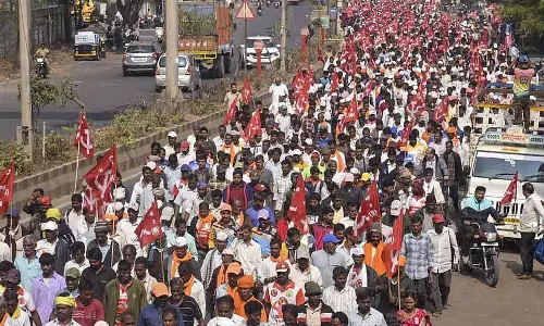 किसान, आदिवासी अपनी मांगों को लेकर Mumbai की ओर मार्च कर रहे हैं किसान, आदिवासी अपनी मांगों को लेकर Mumbai की ओर मार्च कर रहे हैं