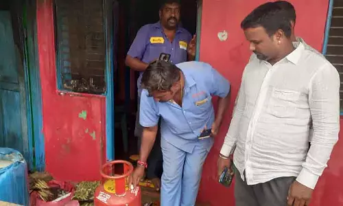 Kanakapura अमरनारायण ब्लॉक में गैस लीक: तीन लोग झुलसे Kanakapura अमरनारायण ब्लॉक में गैस लीक: तीन लोग झुलसे