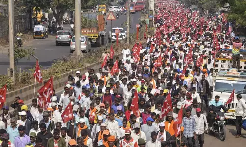 Mumbai: सरकार से बातचीत आज, नासिक से मुंबई तक मार्च जारी