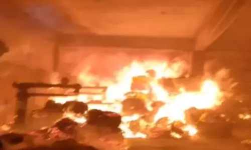 Jaipur: गत्ते के गोदाम में आग पर काबू, दमकल की बड़ी कार्रवाई Jaipur: गत्ते के गोदाम में आग पर काबू, दमकल की बड़ी कार्रवाई