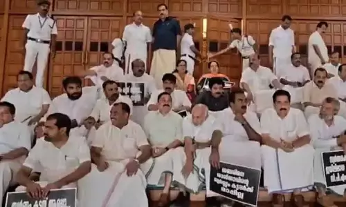 सबरीमाला सोने की चोरी को लेकर केरल विधानसभा में UDF का धरना
