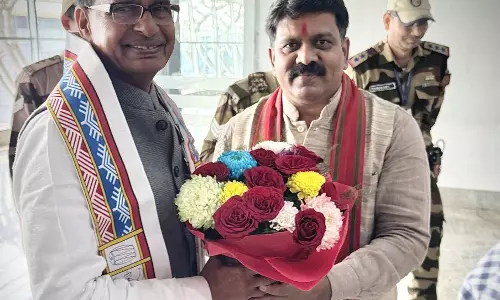 केंद्रीय मंत्री शिवराज सिंह चौहान पहुंचे रायपुर, राजनांदगांव रवाना केंद्रीय मंत्री शिवराज सिंह चौहान पहुंचे रायपुर, राजनांदगांव रवाना