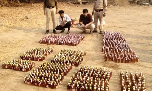 एण्टी क्राईम एण्ड सायबर यूनिट की कार्रवाई, शराब के साथ रायपुर में तीन गिरफ्तार एण्टी क्राईम एण्ड सायबर यूनिट की कार्रवाई, शराब के साथ रायपुर में तीन गिरफ्तार
