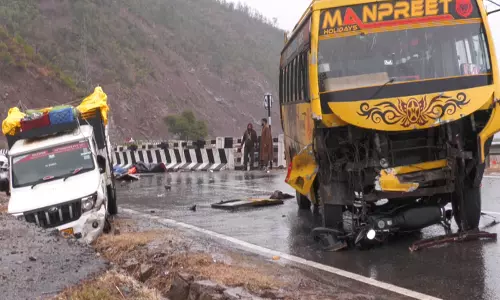Udhampur में बस और पिकअप ट्रक की टक्कर में सीआरपीएफ जवान समेत 4 लोगों की मौत Udhampur में बस और पिकअप ट्रक की टक्कर में सीआरपीएफ जवान समेत 4 लोगों की मौत