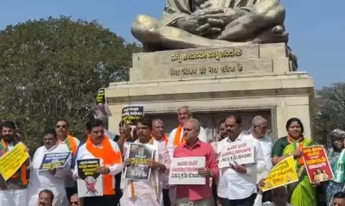 फंड दुरुपयोग के आरोपों को लेकर कर्नाटक में BJP का प्रदर्शन