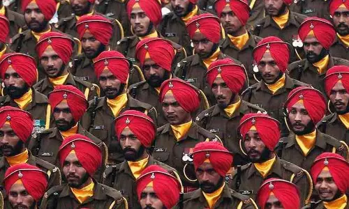 जानिए क्यों Sikh Regiment के सैनिक गणतंत्र दिवस पर दो बार सलामी देते हैं जानिए क्यों Sikh Regiment के सैनिक गणतंत्र दिवस पर दो बार सलामी देते हैं