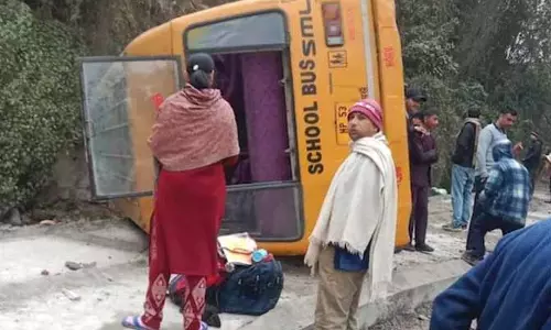 Palampur के पास स्कूल बस पलटी, 6 बच्चे घायल Palampur के पास स्कूल बस पलटी, 6 बच्चे घायल