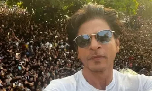 Shah Rukh Khan के फैंस बंगले में घुस गए, 8 घंटे तक वहीं रहे