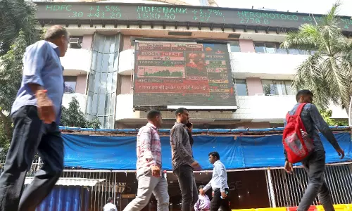 FTA अनिश्चितता के बीच शेयर बाजार में गिरावट, सेंसेक्स-निफ्टी नीचे