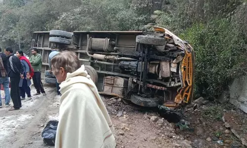 स्कूल बस हादसे का शिकार, 18 छात्र घायल स्कूल बस हादसे का शिकार, 18 छात्र घायल