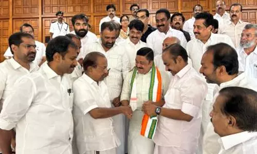 सबरीमाला सोना चोरी मामले को लेकर Kerala विधानसभा के बाहर विरोध प्रदर्शन