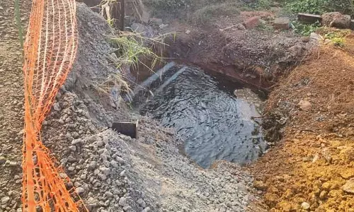 East पल्लूर में मेन पाइप फट गया; पीने का पानी नाले में बहकर बर्बाद हो रहा