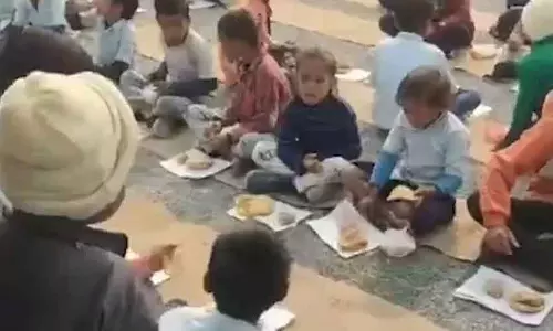 MP : सरकारी स्कूल में छात्रों को कागज़ के टुकड़ों पर गणतंत्र दिवस की दावत परोसी गई MP : सरकारी स्कूल में छात्रों को कागज़ के टुकड़ों पर गणतंत्र दिवस की दावत परोसी गई