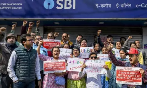 5-दिवसीय सप्ताह की मांग को लेकर यूनियनों की देशव्यापी हड़ताल से Banking सेवाएं प्रभावित हुईं 5-दिवसीय सप्ताह की मांग को लेकर यूनियनों की देशव्यापी हड़ताल से Banking सेवाएं प्रभावित हुईं
