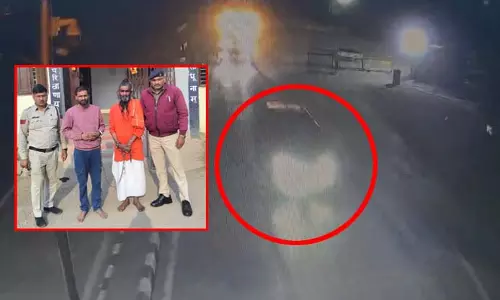 महासमुंद में तीन चेकपोस्ट तोड़कर फरार हुए थे गांजा तस्कर, देखें VIDEO... महासमुंद में तीन चेकपोस्ट तोड़कर फरार हुए थे गांजा तस्कर, देखें VIDEO...