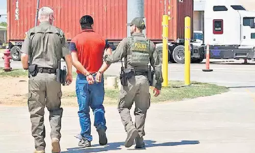 US Customs ने खुलासा किया कि अवैध रूप से बॉर्डर पार करने के लिए रोज़ाना 65 भारतीयों को गिरफ्तार किया