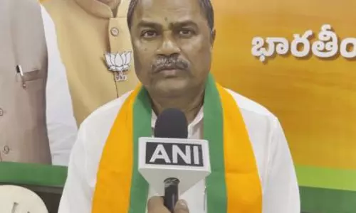 रिटायरमेंट बेनिफिट्स के मुद्दे पर बीजेपी MLC धरने पर, हैदराबाद में हलचल रिटायरमेंट बेनिफिट्स के मुद्दे पर बीजेपी MLC धरने पर, हैदराबाद में हलचल