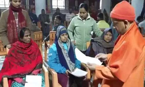 CM योगी ने गोरखपुर में जनता दर्शन किया