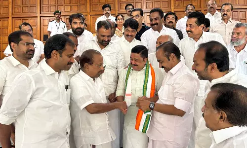 सबरीमाला स्वर्ण चोरी मामले के विरोध में Kerala विधानसभा के बाहर प्रदर्शन किया गया सबरीमाला स्वर्ण चोरी मामले के विरोध में Kerala विधानसभा के बाहर प्रदर्शन किया गया