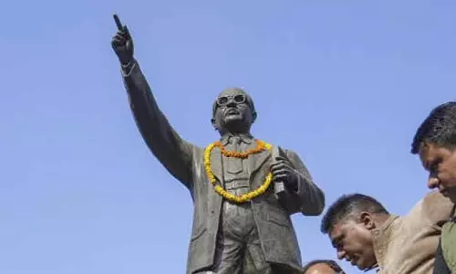 UP के सोनभद्र में अज्ञात लोगों ने बाबा साहेब की मूर्ति तोड़ दी UP के सोनभद्र में अज्ञात लोगों ने बाबा साहेब की मूर्ति तोड़ दी