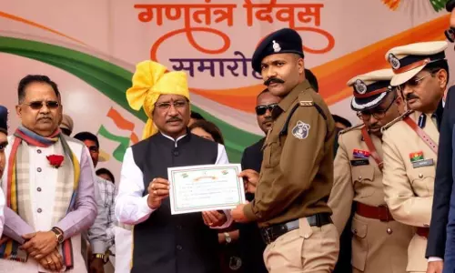 आरक्षक आशीष राठौर और बीरेंद्र राजपूत को मुख्यमंत्री विष्णुदेव साय ने दिया प्रशस्ति पत्र आरक्षक आशीष राठौर और बीरेंद्र राजपूत को मुख्यमंत्री विष्णुदेव साय ने दिया प्रशस्ति पत्र