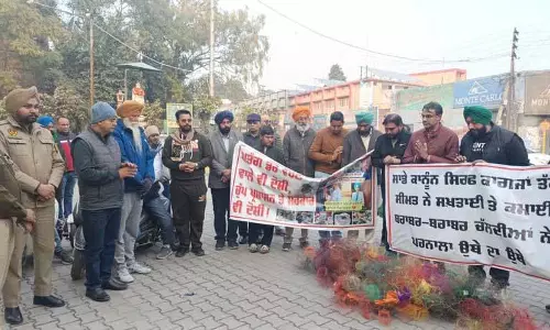 Faridkot के निवासियों ने चीनी पतंग की डोर की खुली बिक्री को लेकर विरोध प्रदर्शन किया