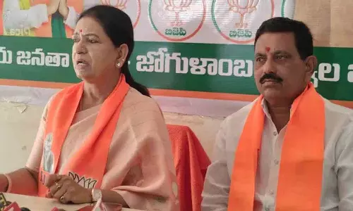 सांसद DK Aruna ने मांग की है कि विधायक बंदला कृष्णा मोहन रेड्डी पार्टी का पट्टा पहनें