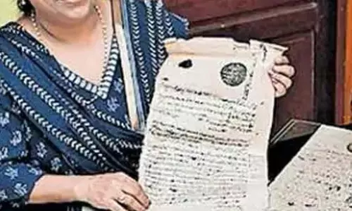 Kochi के एक कपल ने दुर्लभ स्टैंप पेपर के ज़रिए भारत के शाही अतीत को फिर से बनाया Kochi के एक कपल ने दुर्लभ स्टैंप पेपर के ज़रिए भारत के शाही अतीत को फिर से बनाया
