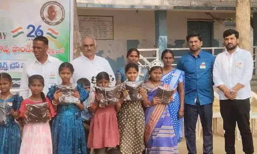 Jangaon में फाउंडेशन ने सरकारी स्कूल के छात्रों को स्पोर्ट्स किट बांटे