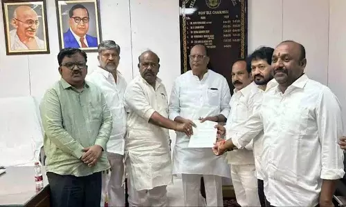BRS MLC ने विधान परिषद के चेयरमैन गुट्टा सुखेन्द्र रेड्डी से मुलाकात की BRS MLC ने विधान परिषद के चेयरमैन गुट्टा सुखेन्द्र रेड्डी से मुलाकात की
