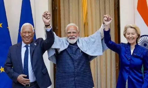 भारत और EU ने ऐतिहासिक व्यापार समझौते पर हस्ताक्षर किए, मोदी ने इसे सभी समझौतों की जननी बताया भारत और EU ने ऐतिहासिक व्यापार समझौते पर हस्ताक्षर किए, मोदी ने इसे सभी समझौतों की जननी बताया