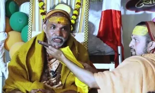 UP के अधिकारी, जिन्होंने हिंदू संत के अपमान के विरोध में इस्तीफा दिया था, उन्हें सस्पेंड कर दिया गया UP के अधिकारी, जिन्होंने हिंदू संत के अपमान के विरोध में इस्तीफा दिया था, उन्हें सस्पेंड कर दिया गया