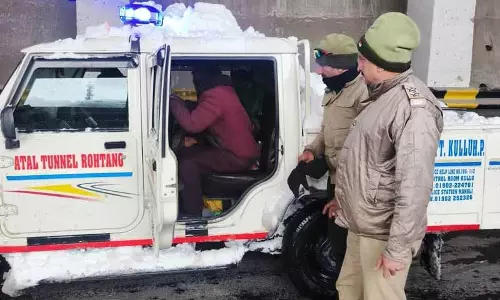 Atal Tunnel के पास बर्फ में 5 दिन फंसे रहने के बाद दो मजदूरों को बचाया गया