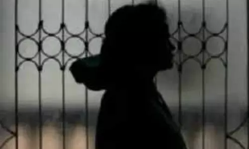 रेलकर्मी ने FB के जरिए प्रेमजाल में फंसाया और किया दुष्कर्म, युवती के प्रेग्नेंट होने पर फरार