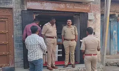 Karnataka : बंदूक की नोक पर ज्वेलरी स्टोर में लूट, छात्र को गोली मारी गई Karnataka : बंदूक की नोक पर ज्वेलरी स्टोर में लूट, छात्र को गोली मारी गई