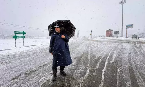 ताज़ी बर्फ़ से कश्मीर ढक गया, Srinagar-Jammu हाईवे बंद ताज़ी बर्फ़ से कश्मीर ढक गया, Srinagar-Jammu हाईवे बंद