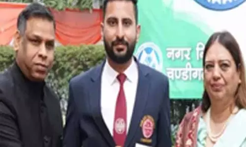 Chandigarh: पंजाब यूनिवर्सिटी छात्र को मिला मेयर अवॉर्ड, साहित्य में सराहना Chandigarh: पंजाब यूनिवर्सिटी छात्र को मिला मेयर अवॉर्ड, साहित्य में सराहना