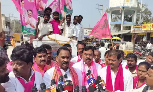 पूर्व मुनुगोडु विधायक ने नगर पालिका चुनावों में BRS उम्मीदवारों के लिए समर्थन की अपील की पूर्व मुनुगोडु विधायक ने नगर पालिका चुनावों में BRS उम्मीदवारों के लिए समर्थन की अपील की