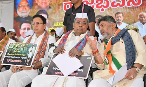 Congress ने वीबी जी राम जी योजना अधिनियम के खिलाफ विरोध प्रदर्शन किया Congress ने वीबी जी राम जी योजना अधिनियम के खिलाफ विरोध प्रदर्शन किया